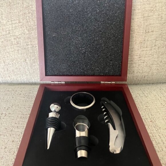 Wine accessories kit: waiter corkscrew, aerator, stopper and drip collar - Picture 1 of 2